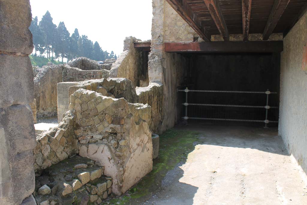 V.20 Herculaneum, March 2014. Looking south along east wall, from entrance doorway.
Foto Annette Haug, ERC Grant 681269 DÉCOR.